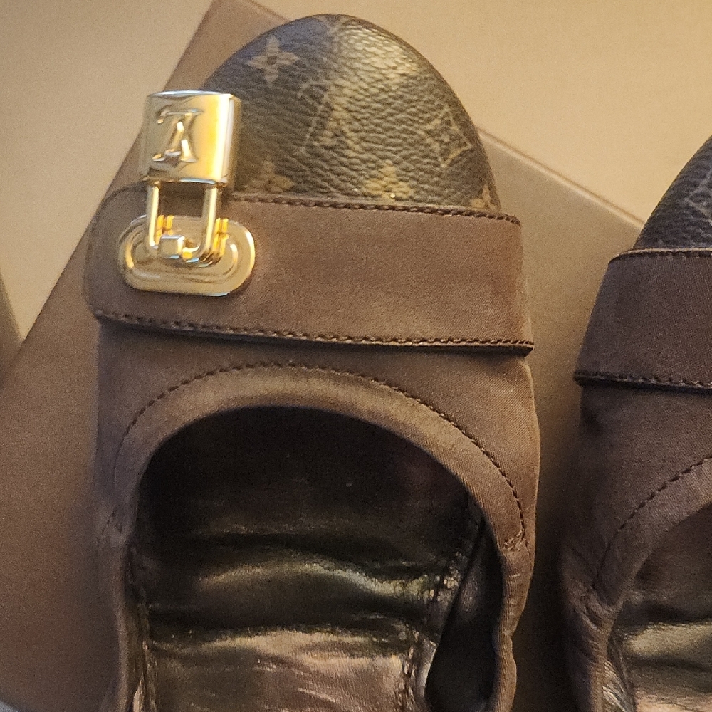 Louis Vuitton Black and Gold Women's Flats - Picture 4 of 8